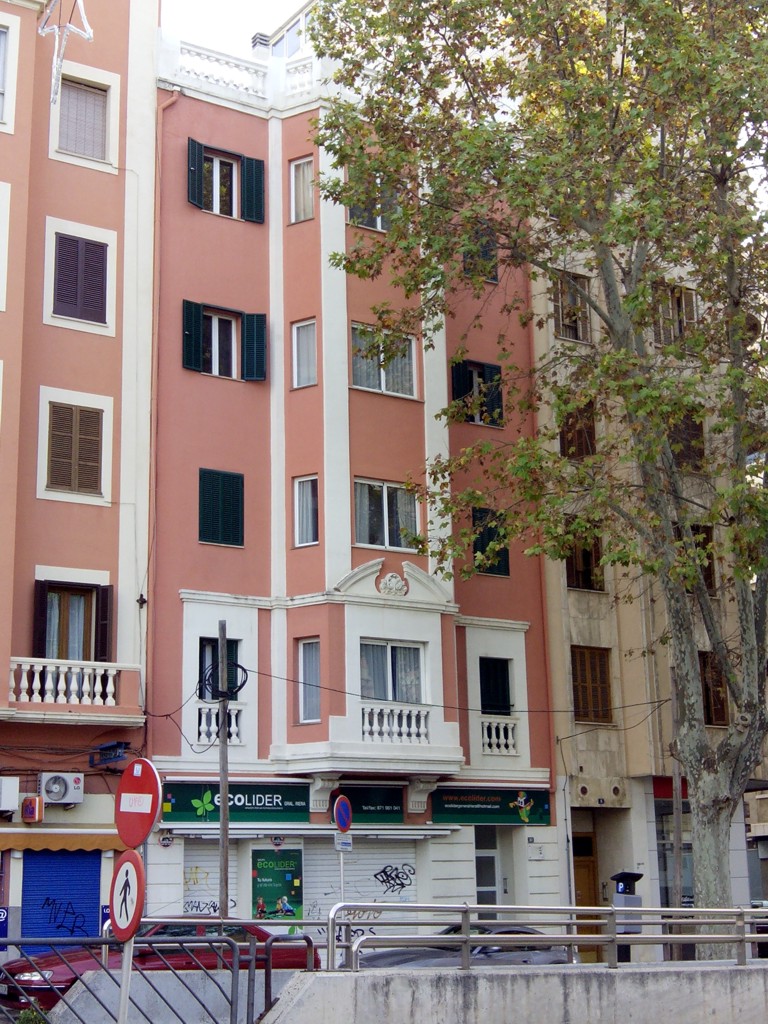 Edificio de viviendas con locales comerciales en planta baja