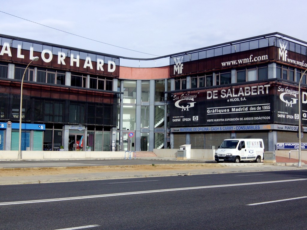 Edificio de oficinas, locales comerciales y aparcamientos.