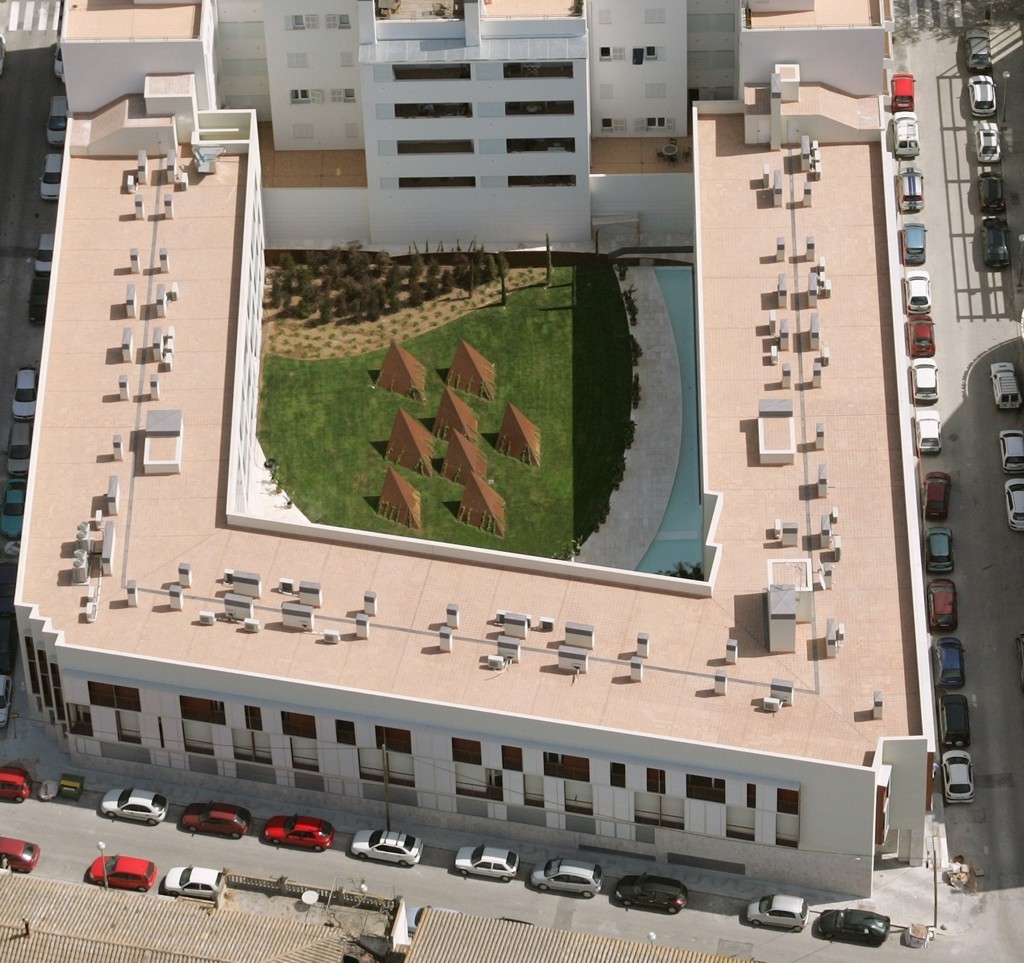 Edificio de 76 viviendas para personas mayores con servicios comunes, y tres plantas de aparcamiento