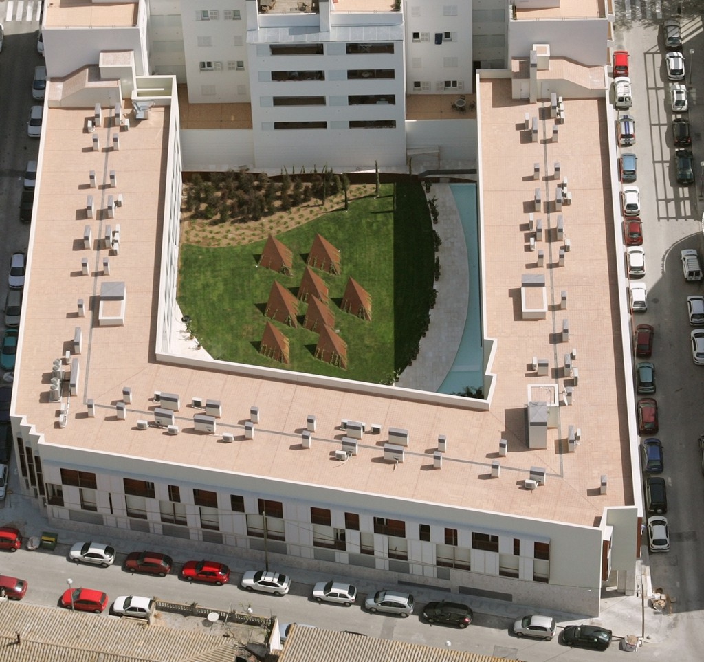 Edificio de 76 viviendas para personas mayores con servicios comunes, y tres plantas de aparcamiento