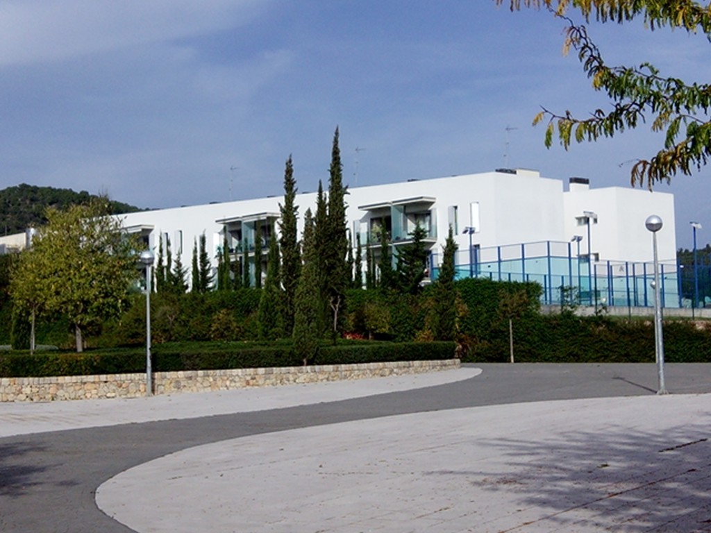 Edificio de 36 viviendas, jardines, piscina, paddle y aparcamientos